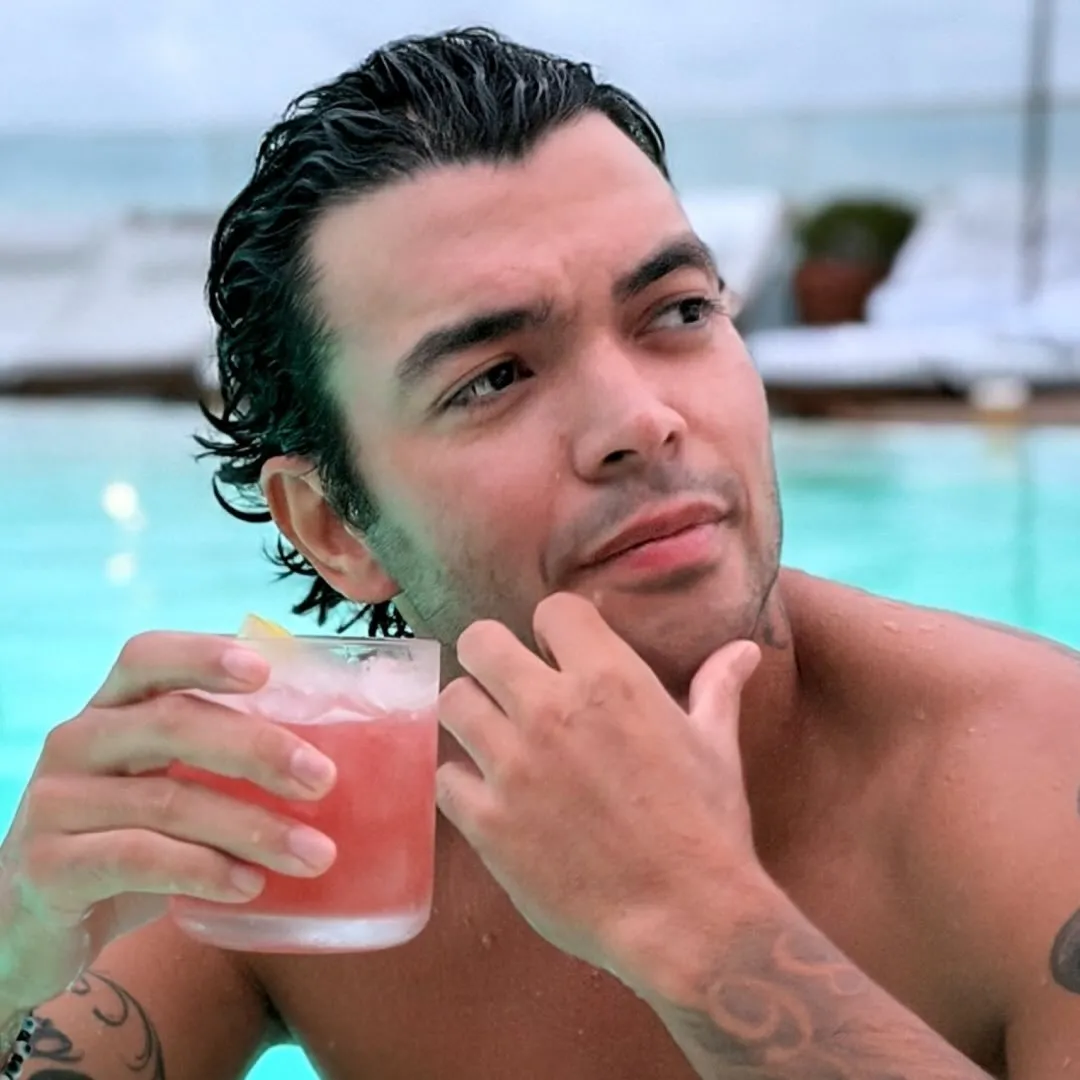 Thiago Brava é cantor sertanejo brasileiro, conhecido pelo hit 'Dona Maria' e pelo álbum 'Tudo Novo de Novo'. Estreou em 2012 e ganhou destaque nacional. Veja a agenda no Rolê Agora.