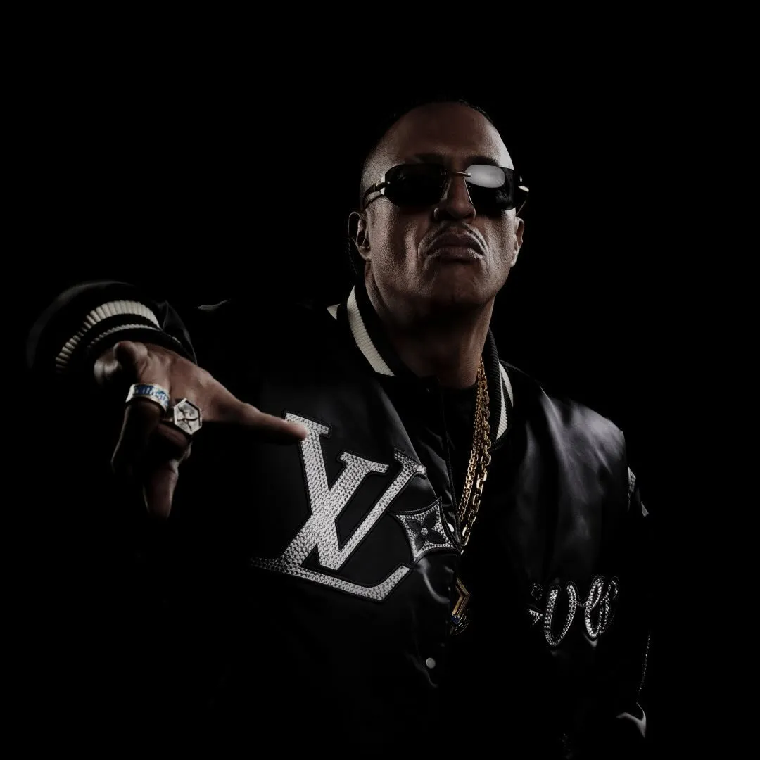 Mano Brown é um dos maiores nomes do hip hop brasileiro, vocalista dos Racionais MC's e conhecido por músicas como 'Vida Loka' e 'Negro Drama'. Veja a agenda no Rolê Agora.