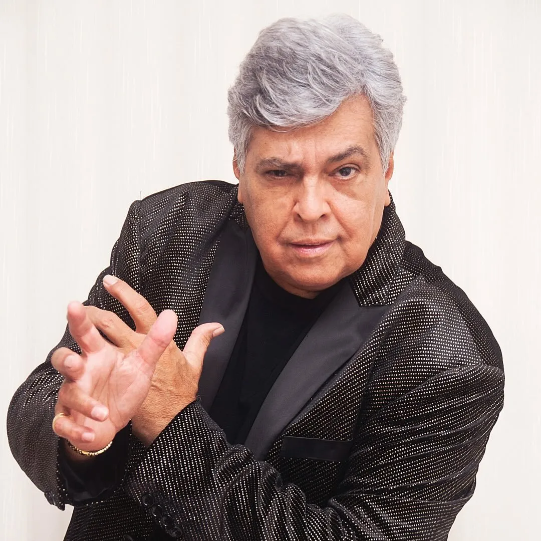 Sidney Magal é cantor brasileiro de brega e samba, famoso por hits como 'Sandra Rosa Madalena' e 'Meu Sangue Ferve por Você'. Estreou nos anos 1970. Veja a agenda no Rolê Agora.