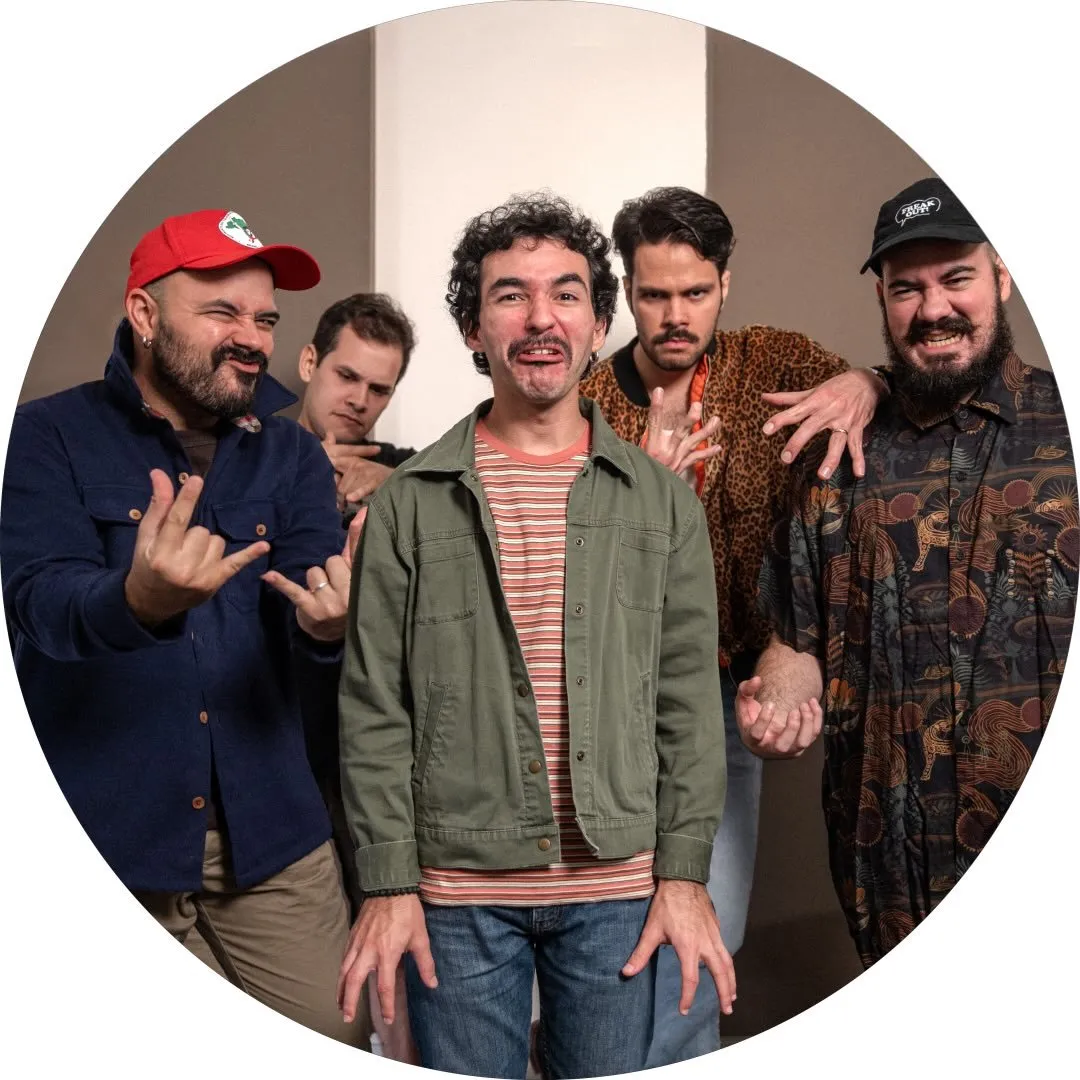 Papangu é uma banda brasileira de rock progressivo formada em 2012 em João Pessoa. O álbum de estreia, Holoceno, foi lançado em 2021. Veja a agenda no Rolê Agora.