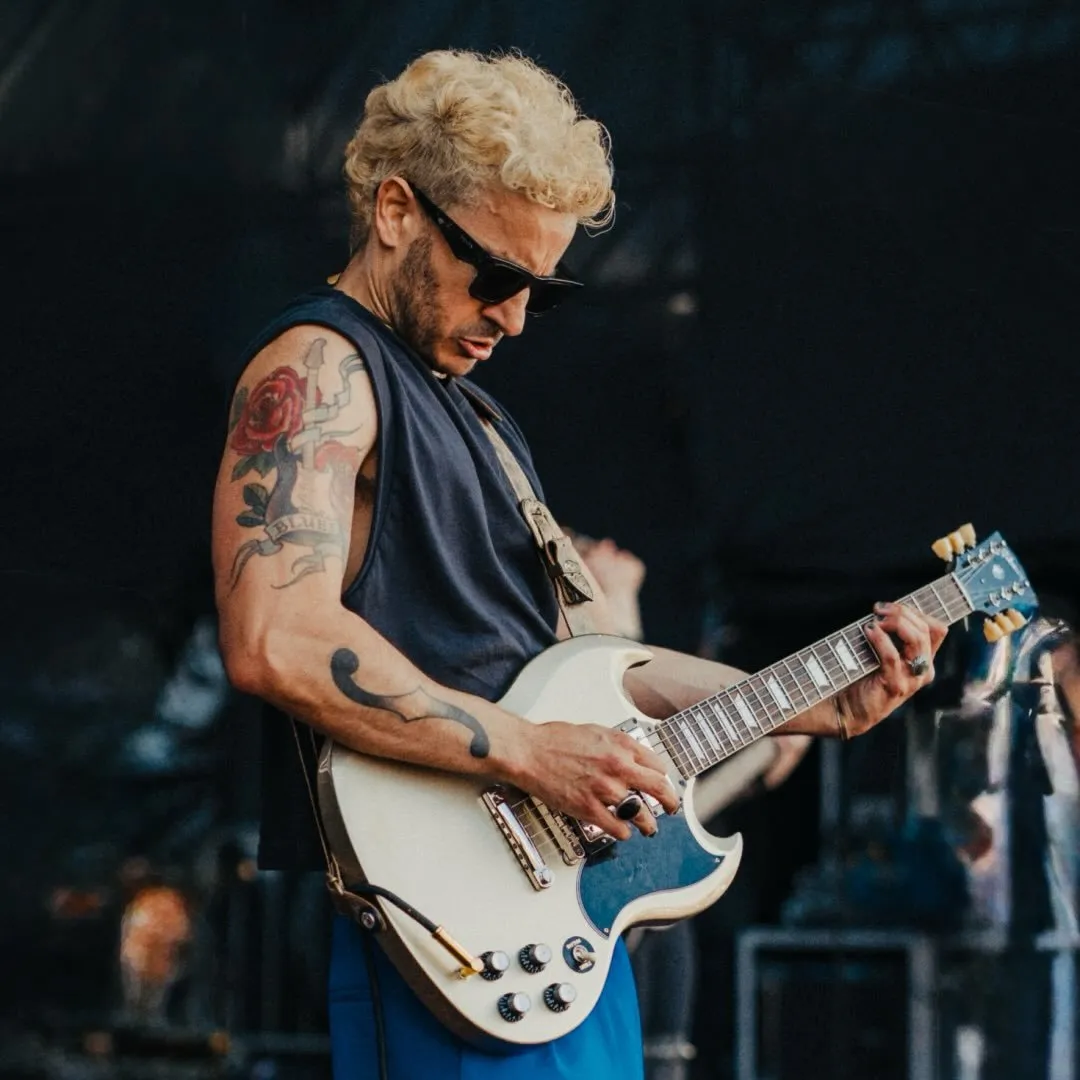 Artur Menezes é guitarrista brasileiro de rock e blues, conhecido pelo álbum 'Keep Pushing' e vencedor do Gibson/Albert King Award em 2020. Veja a agenda no Rolê Agora.