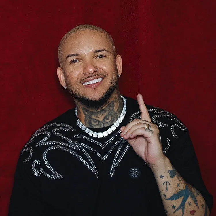 Ex-vocalista do grupo Imaginasamba, tendo participado do grupo de pagode por 16 anos. Segue carreira solo desde o final do ano de 2018.