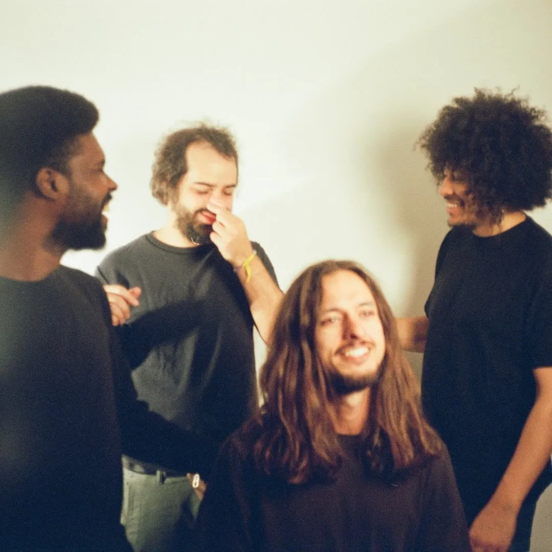 Boogarins é uma banda brasileira de rock psicodélico formada em 2012 em Goiânia, conhecida pelo álbum 'Manual' e faixas como 'Lucifernandis'. Veja a agenda no Rolê Agora.