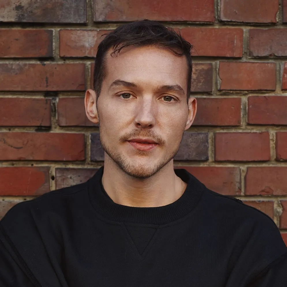 Ben Böhmer é um produtor alemão de música eletrônica, destaque no deep house. Lançou álbuns como 'Breathing' e é conhecido por sets ao vivo inovadores. Veja a agenda no Rolê Agora.
