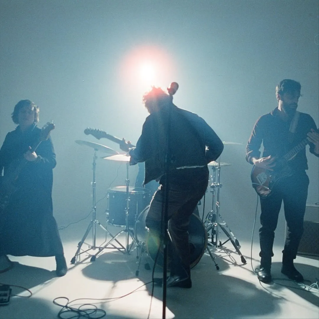 Scalene é uma banda brasileira de rock formada em Brasília em 2009, conhecida pelo álbum 'Éter' e participação no Lollapalooza. Veja a agenda no Rolê Agora.