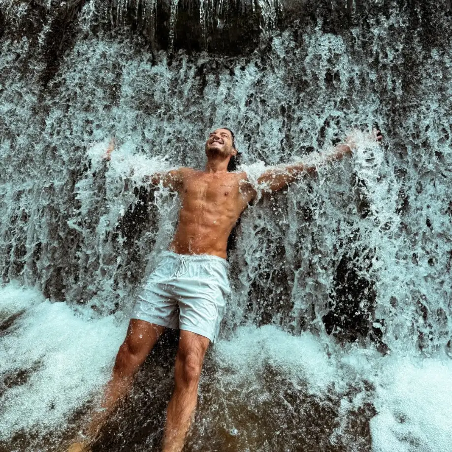 Tiago Iorc é cantor e compositor de pop brasileiro, conhecido por hits como 'Amei Te Ver' e 'Coisa Linda'. Estreou em 2008 com o álbum 'Let Yourself In'. Veja a agenda no Rolê Agora.