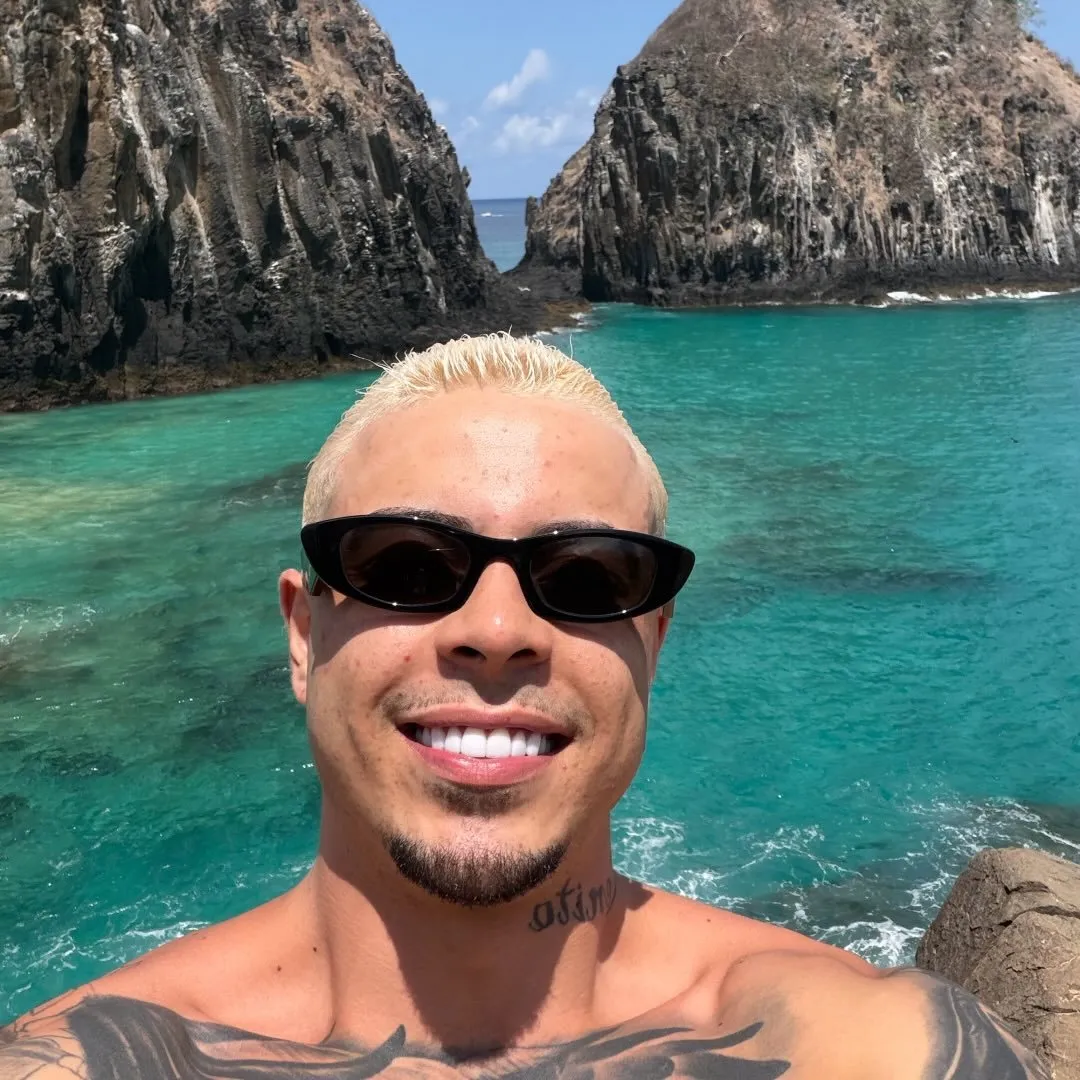 MC Tuto é um cantor de funk brasileiro, conhecido pelo hit 'Posso Te Empurrar'. Seu trabalho destaca-se nas plataformas digitais desde 2021. Veja a agenda no Rolê Agora.