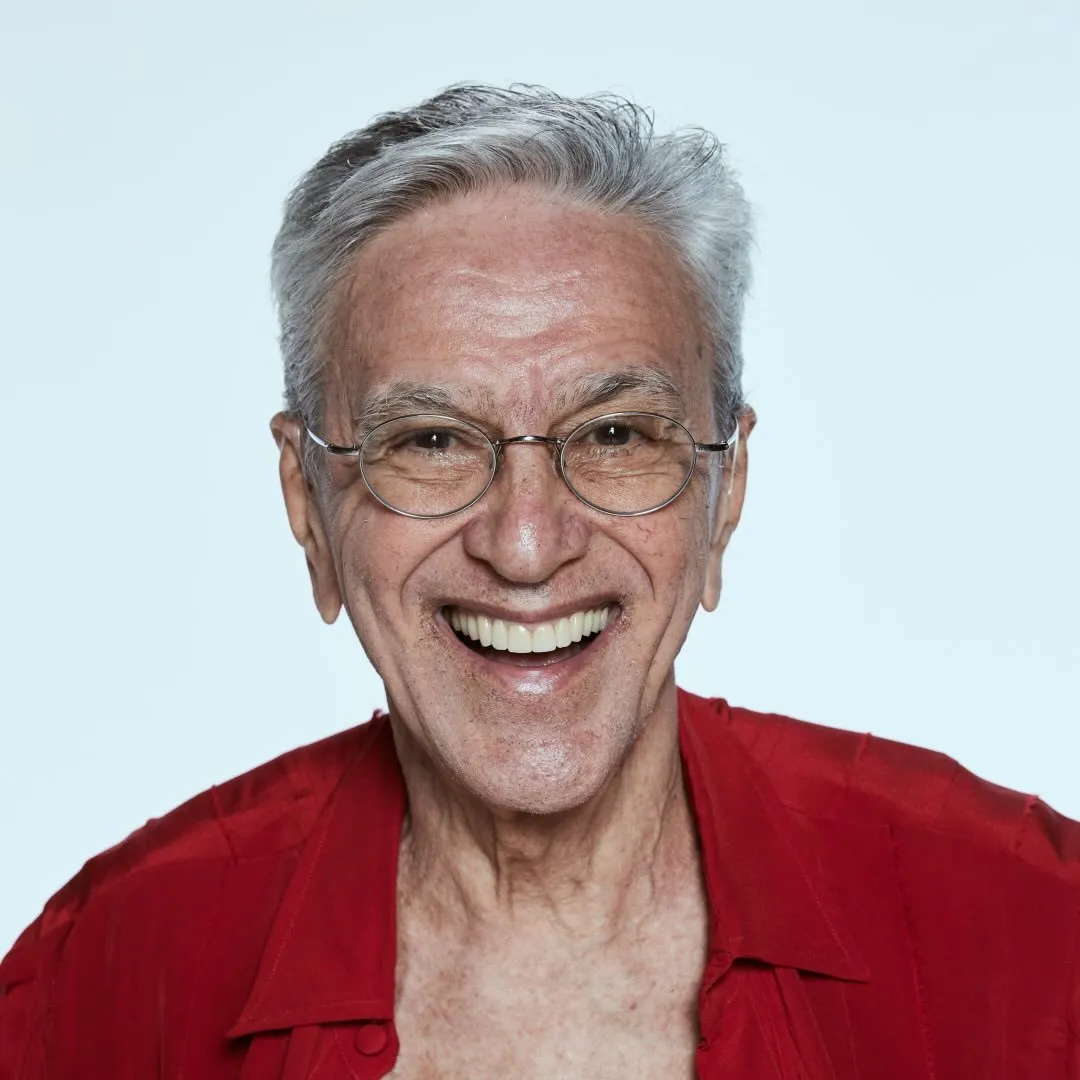 Caetano Veloso (1942) é um músico brasileiro, um dos criadores do Movimento Tropicalista no Brasil, sendo um dos músicos mais influentes do país. Criou e cantou canções destacadas como “Sozinho” (intérprete), “Leãozinho”, “Você é Linda” e "Sampa”