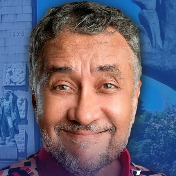 Popularmente conhecido por seu personagem Paulinho Gogó, Maurício Manfrini é um ator, humorista, dublador, cantor e locutor que começou sua carreira atuando em peças teatrais. Em 1992, estreou nos palcos na peça infantil de teatro “A Bruxinha que era boa” e posteriormente fez parte do programa Patrulha da Cidade da Super Rádio Tupi, onde nasceu seu personagem mais famoso, Paulinho Gogó. Já conhecido nacionalmente, Maurício chegou a televisão ao participar do Na Boca do Povo, seguido de sua participação no elenco da Escolinha do Professor Raimundo e do elenco de A Praça É Nossa, onde ficou por 16 anos.