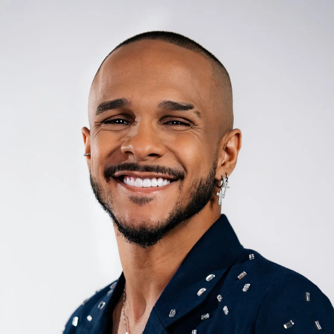 Fabinho é um cantor brasileiro de pagode, conhecido pelo projeto Pagobinho, que ganhou destaque com apresentações e gravações ao vivo.