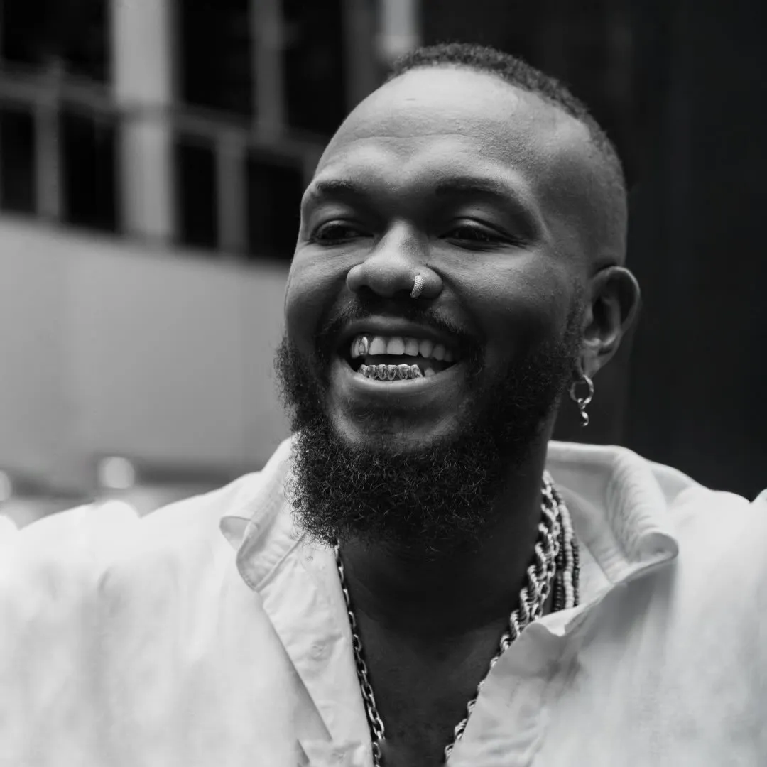 Djonga é rapper mineiro, destaque do hip hop nacional, conhecido por álbuns como 'Heresia' (2017) e 'O Dono do Lugar' (2023). Veja a agenda no Rolê Agora.