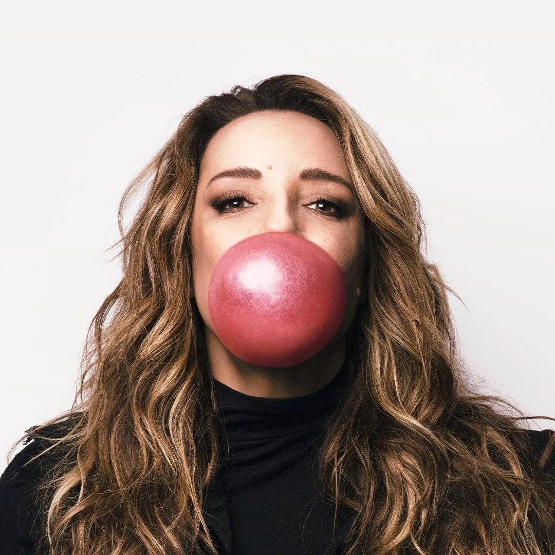 Ana Carolina Souza (Juiz de Fora, 9 de setembro de 1974) é uma cantora, compositora, empresária, arranjadora, produtora e instrumentista brasileira. Conquistou 4 vezes o Prêmio Multishow de Música Brasileira, 3 vezes o Troféu Imprensa e 1 vez o Prêmio TIM de Música.