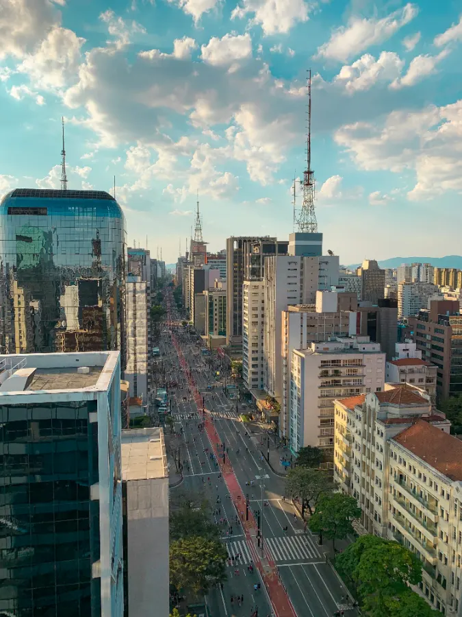 São Paulo é a capital do estado de São Paulo e o principal centro financeiro, corporativo e comercial da América Latina, além de ser a maior cidade do Brasil, das Américas e do hemisfério Sul. Reconhecida como cidade global (classificação alfa), tem grande influência cultural, econômica e política, com marcos como a avenida Paulista, o Parque Ibirapuera, o MASP e o Museu da Língua Portuguesa, e eventos de projeção internacional como a Bienal de Arte, o GP de Fórmula 1 e a São Paulo Fashion Week. O turismo se destaca sobretudo pelos negócios, apoiado por uma vasta rede hoteleira e uma agenda intensa de eventos, embora críticas apontem desigualdades e exclusão no acesso ao circuito cultural. Fundada em 25 de janeiro de 1554 como missão jesuítica, cresceu fortemente com o ciclo do café e a industrialização, consolidando-se como a maior metrópole do país e núcleo de uma região metropolitana com 39 municípios.